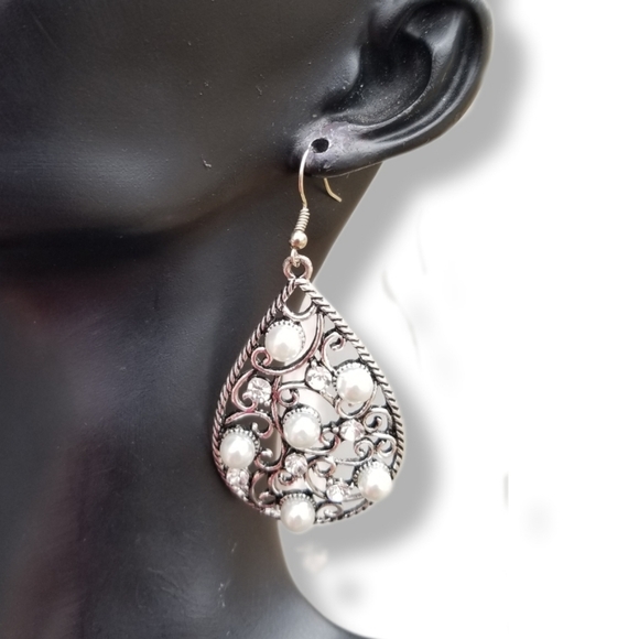 VINTAGE SILVERTONE FILIGREE STYLE DROP EARRINGS WITH CRYSTAL & FAUX PEARL DETAIL - Picture 1 of 5